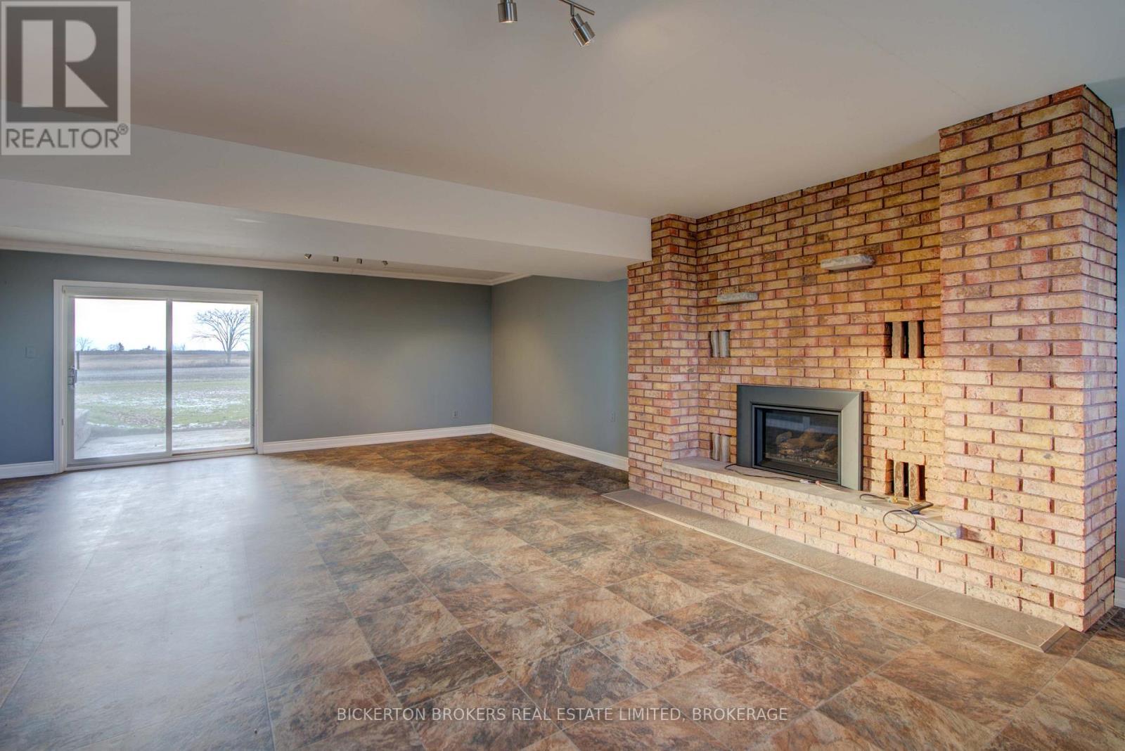 108 Russell Road N, Front Of Leeds & Seeleys Bay, ON - Indoor With Fireplace