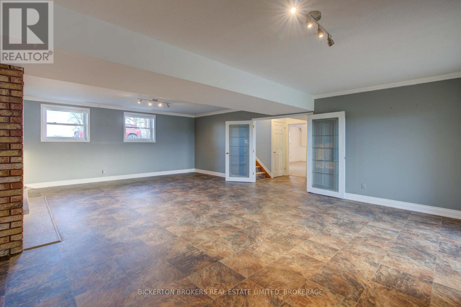 108 Russell Road N, Front Of Leeds & Seeleys Bay, ON - Indoor