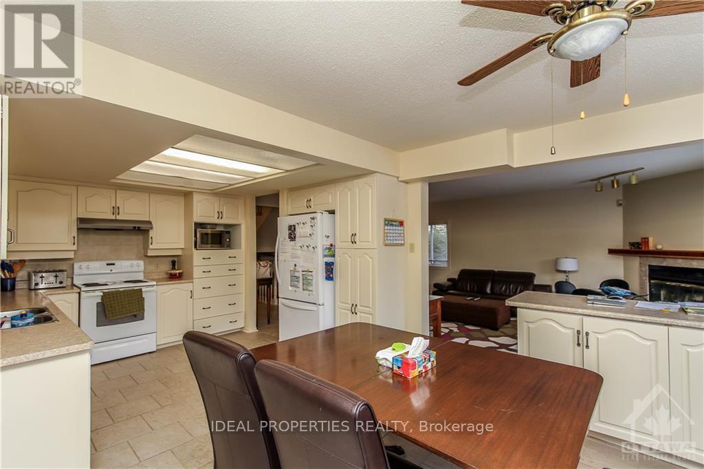 39 Huntings End Avenue, Ottawa, ON - Indoor Photo Showing Kitchen With Double Sink