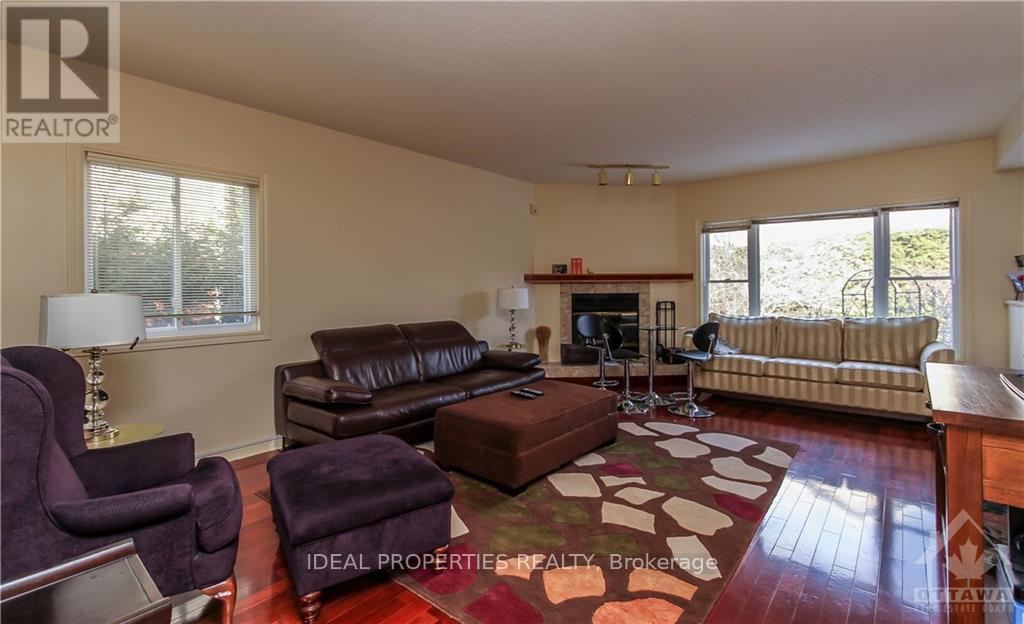 39 Huntings End Avenue, Ottawa, ON - Indoor Photo Showing Living Room