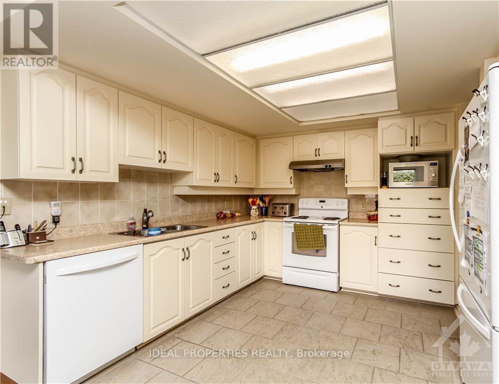 39 Huntings End Avenue, Ottawa, ON - Indoor Photo Showing Kitchen