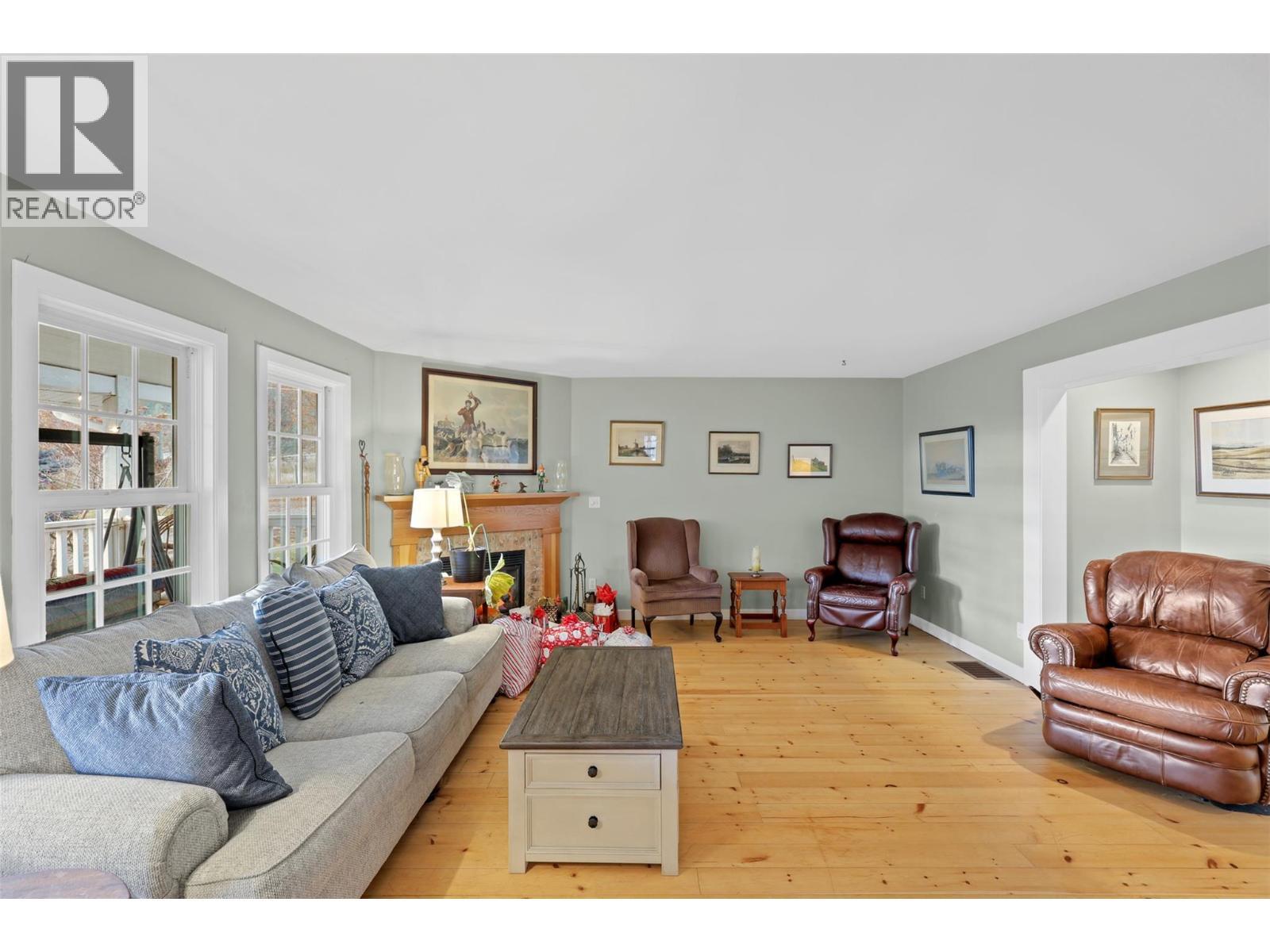 710 Dairy Road, Kamloops, BC - Indoor Photo Showing Living Room