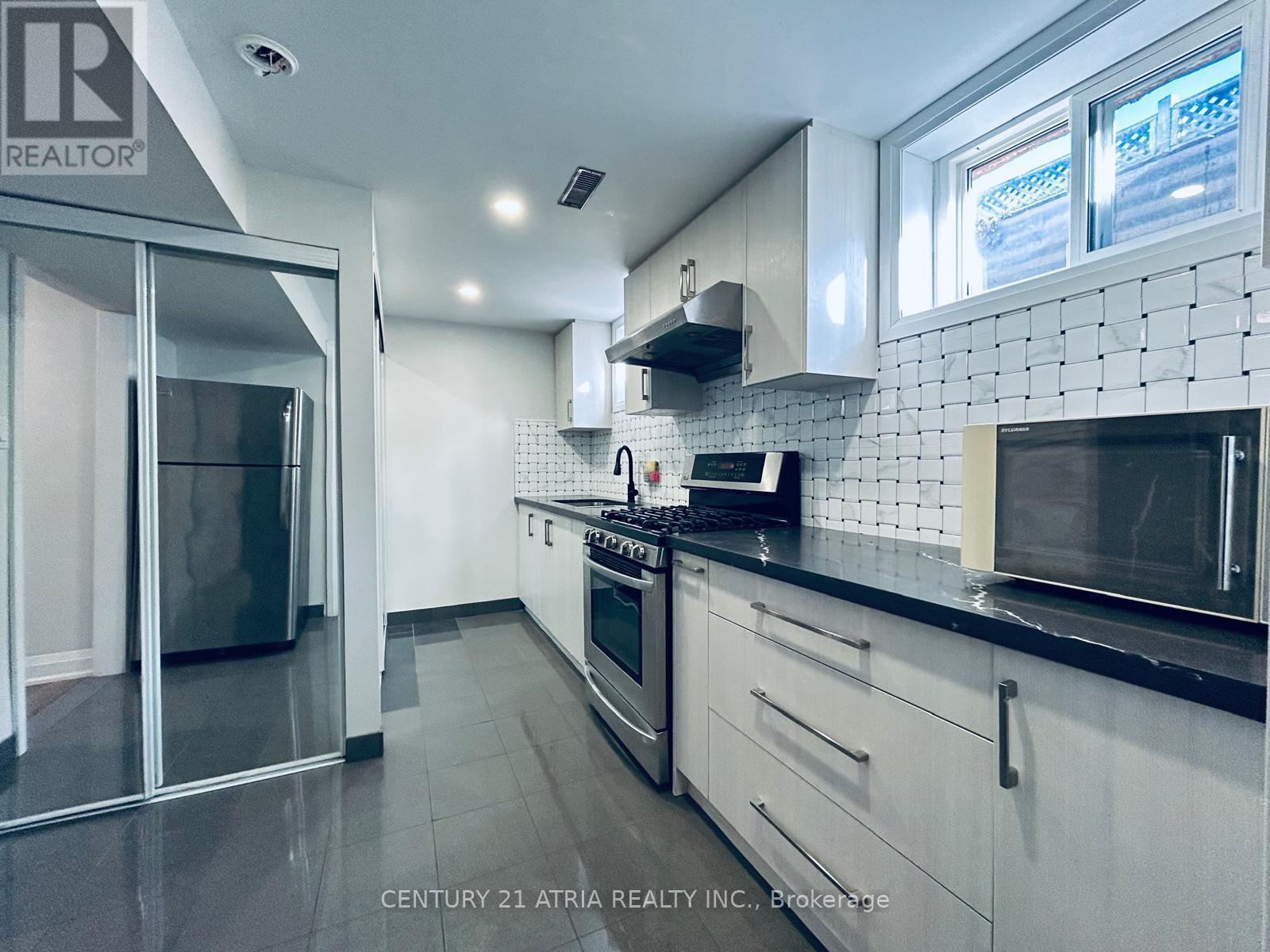 Basement - 3260 Oakglade Crescent, Mississauga, ON - Indoor Photo Showing Kitchen With Upgraded Kitchen