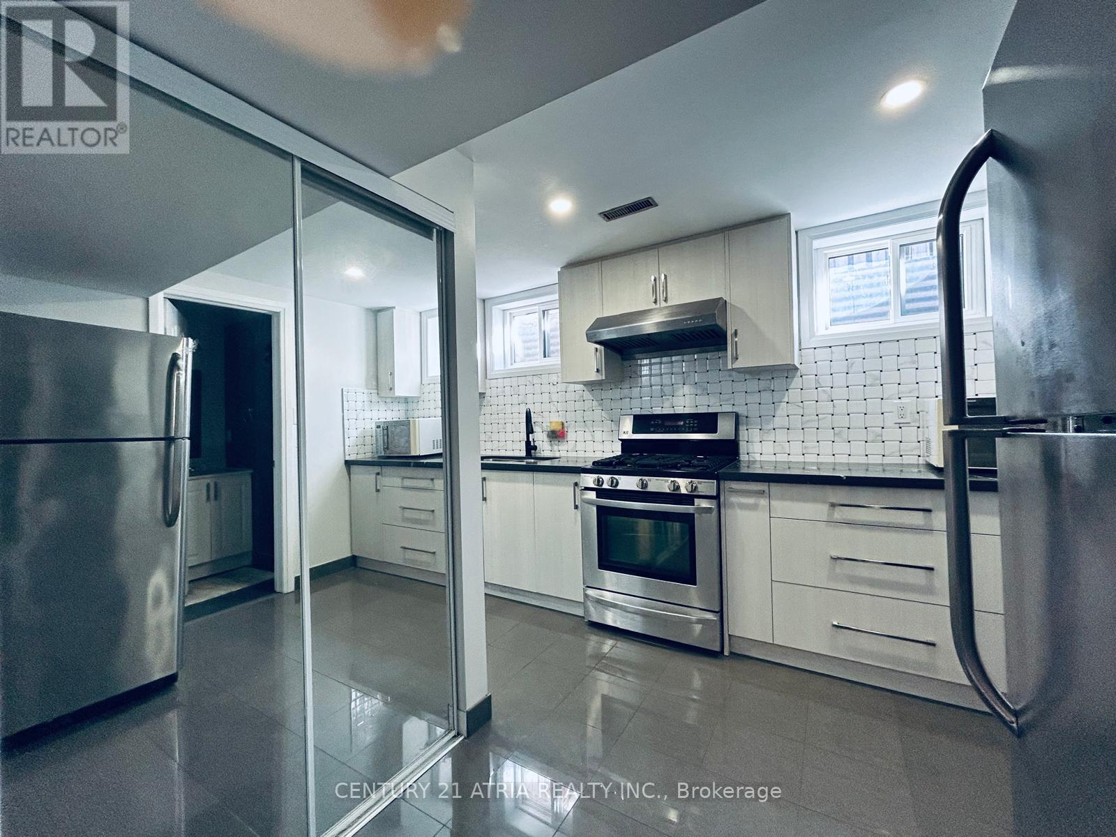 Basement - 3260 Oakglade Crescent, Mississauga, ON - Indoor Photo Showing Kitchen With Upgraded Kitchen