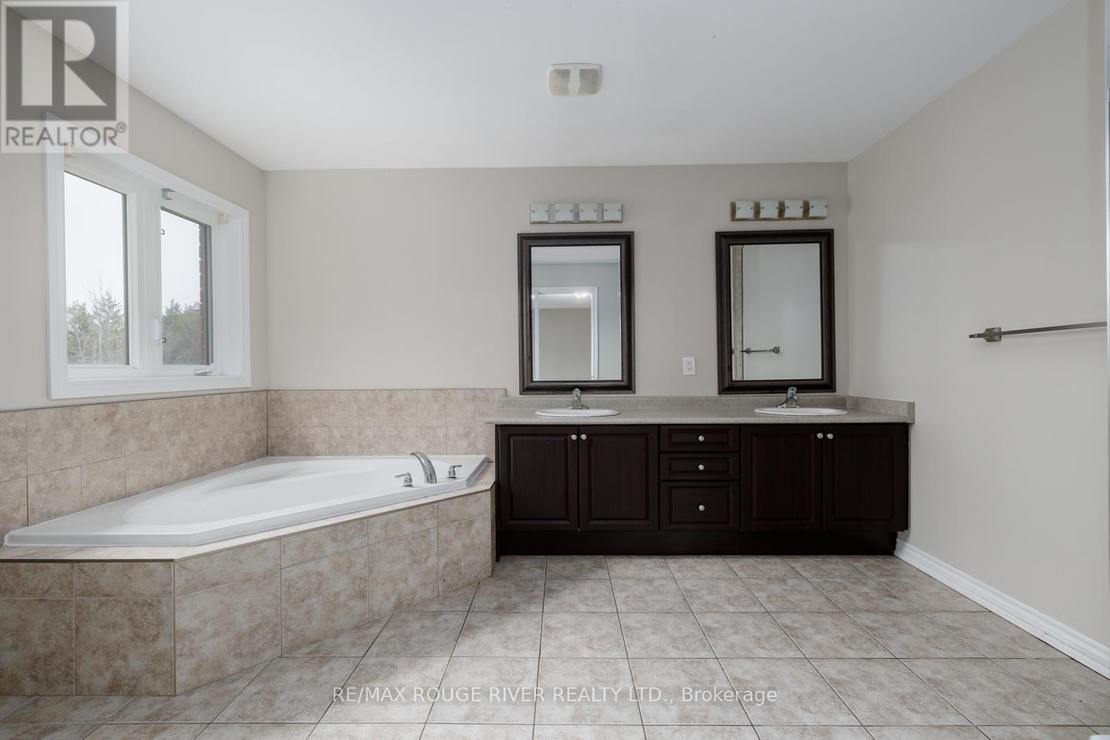34 Harry Gay Drive, Clarington (Courtice), ON - Indoor Photo Showing Bathroom