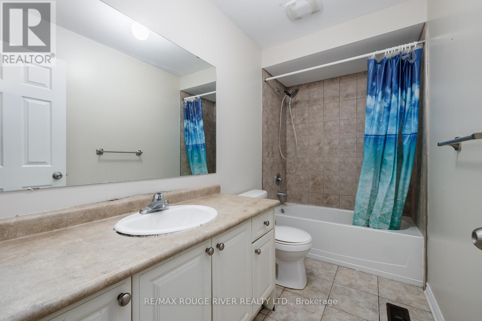 34 Harry Gay Drive, Clarington (Courtice), ON - Indoor Photo Showing Bathroom