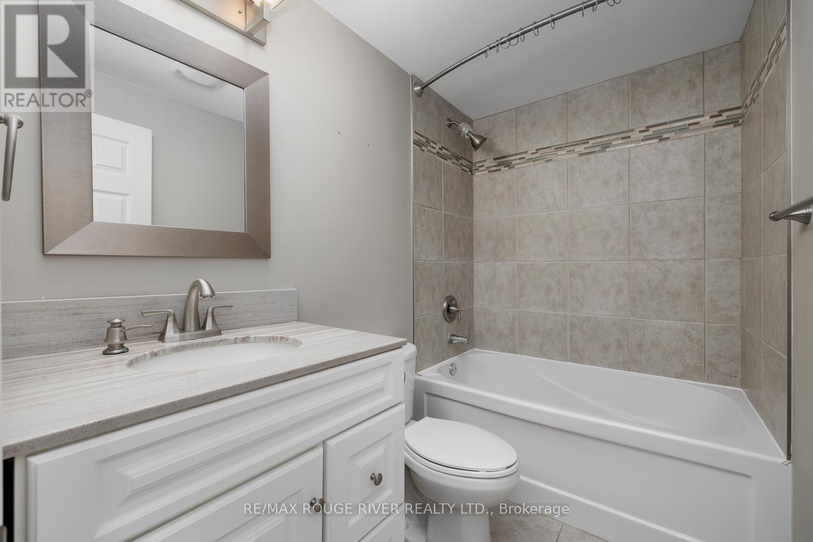 34 Harry Gay Drive, Clarington (Courtice), ON - Indoor Photo Showing Bathroom