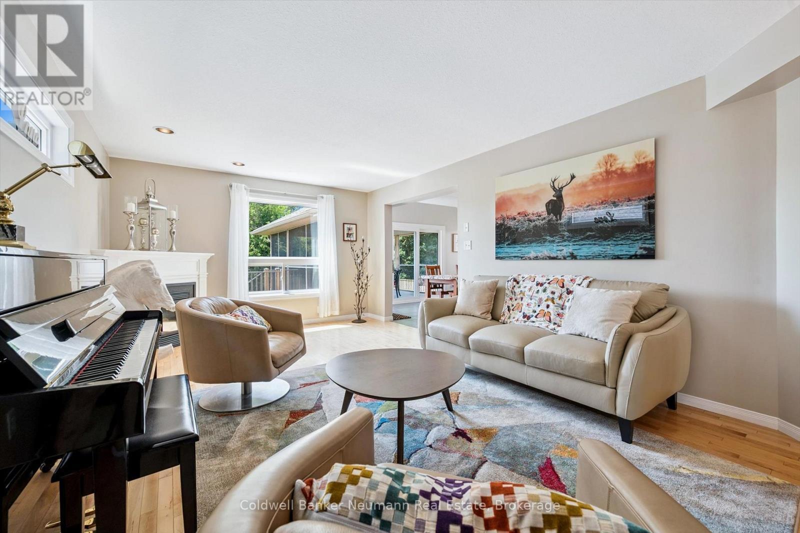 147 Milson Crescent, Guelph (Kortright Hills), ON - Indoor Photo Showing Living Room