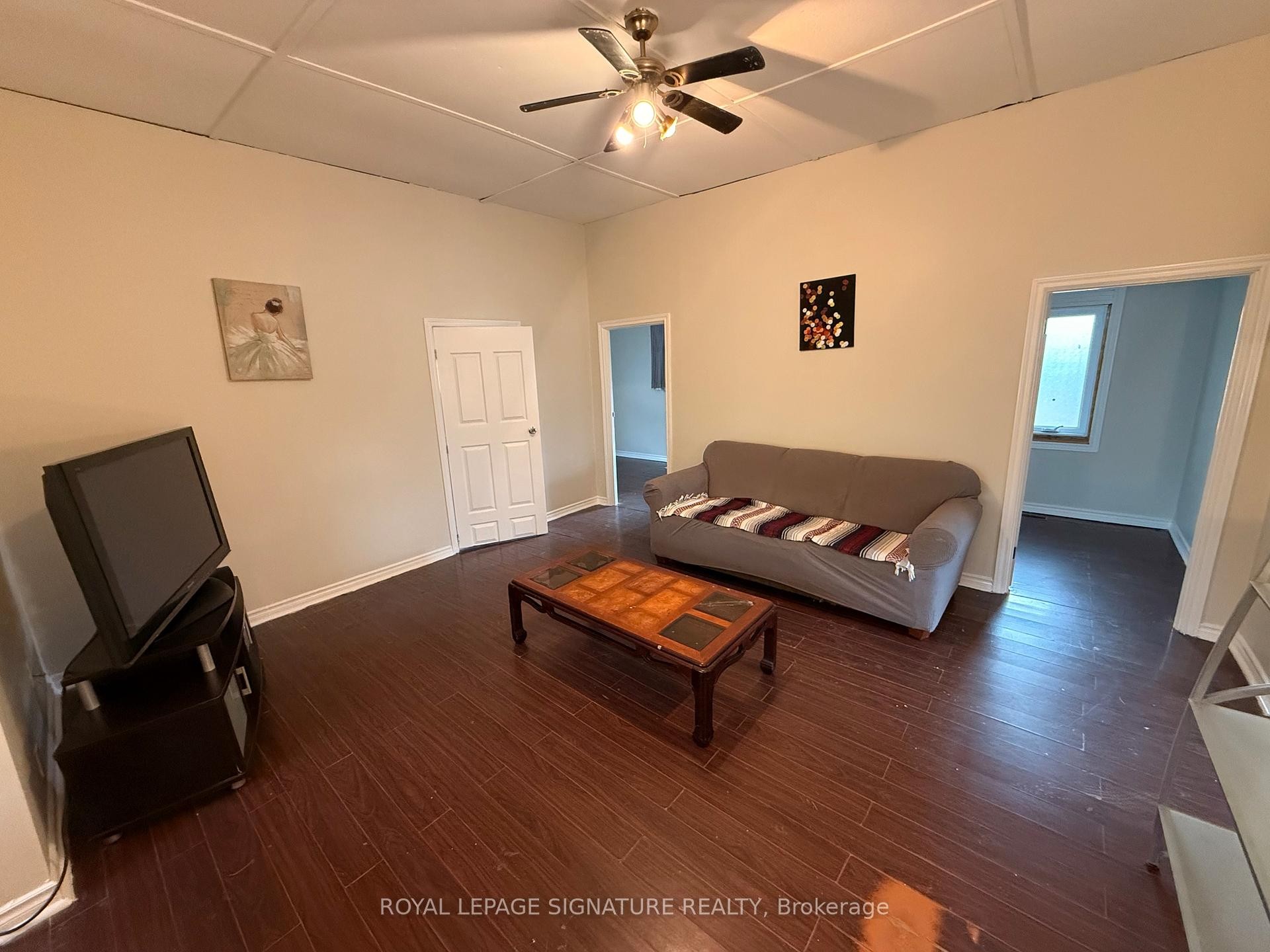 75 Old Mosley Street, Wasaga Beach, ON - Indoor Photo Showing Living Room