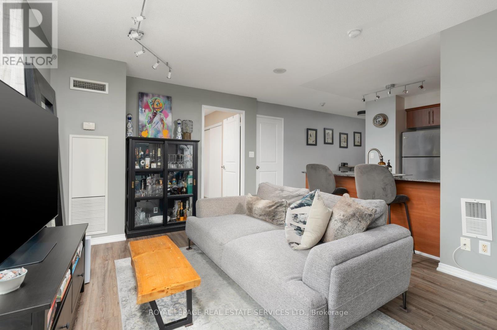 2E - 8 Rosebank Drive, Toronto, ON - Indoor Photo Showing Living Room