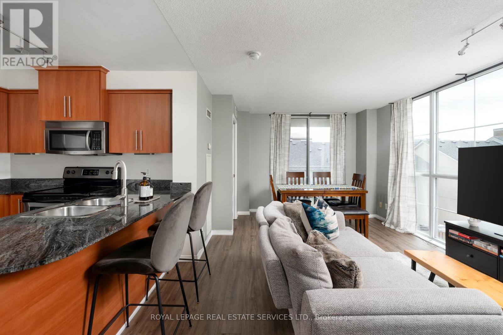 2E - 8 Rosebank Drive, Toronto, ON - Indoor Photo Showing Kitchen With Double Sink