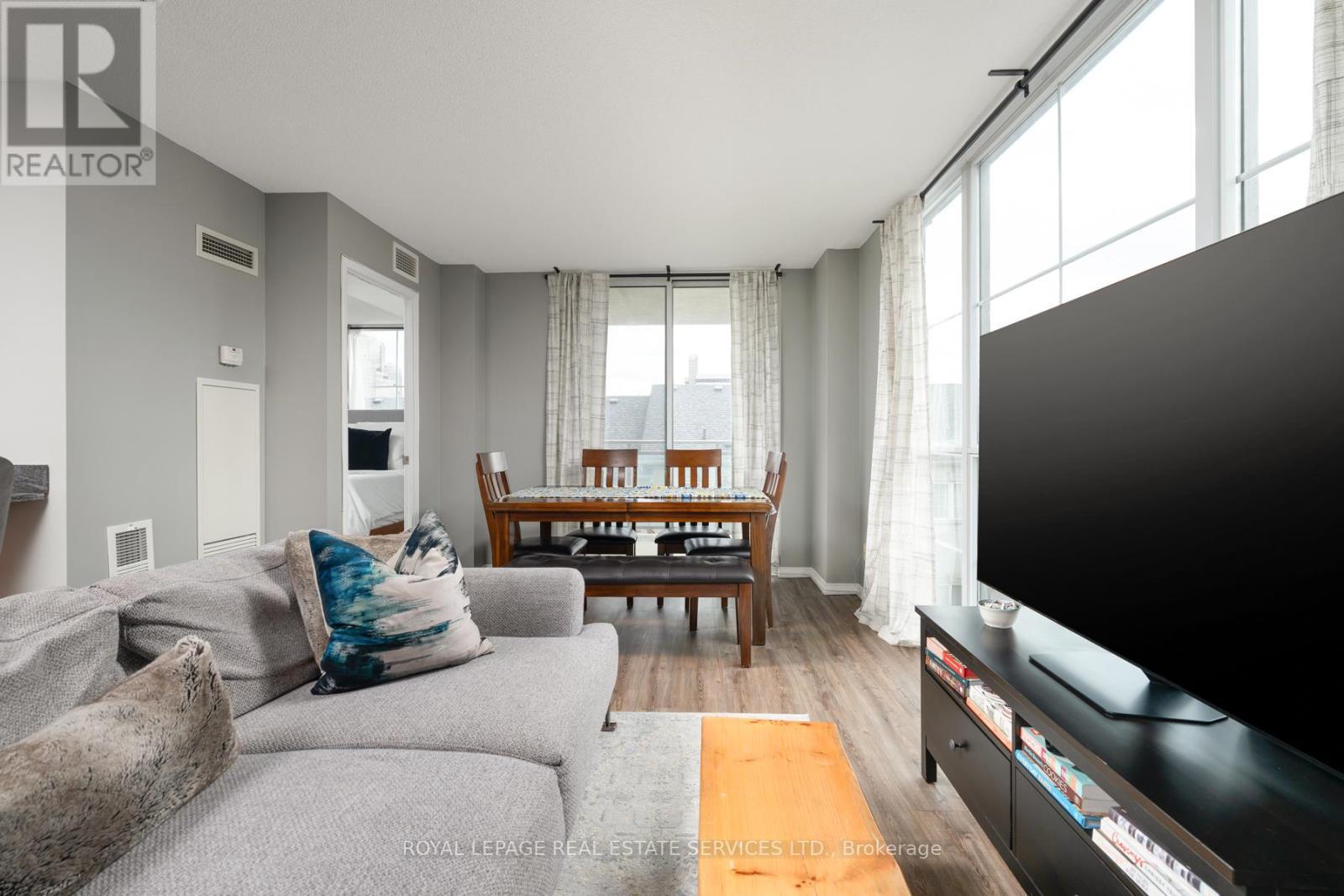 2E - 8 Rosebank Drive, Toronto, ON - Indoor Photo Showing Living Room