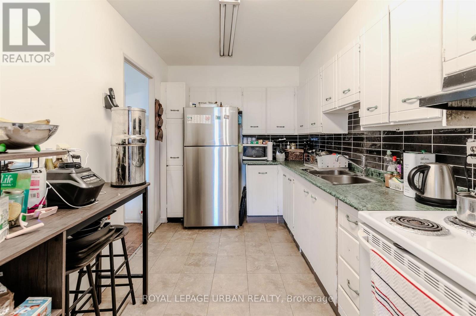 Kitchen - 806 - 1135 Logan Avenue, Toronto, ON - Indoor Photo Showing Kitchen With Double Sink