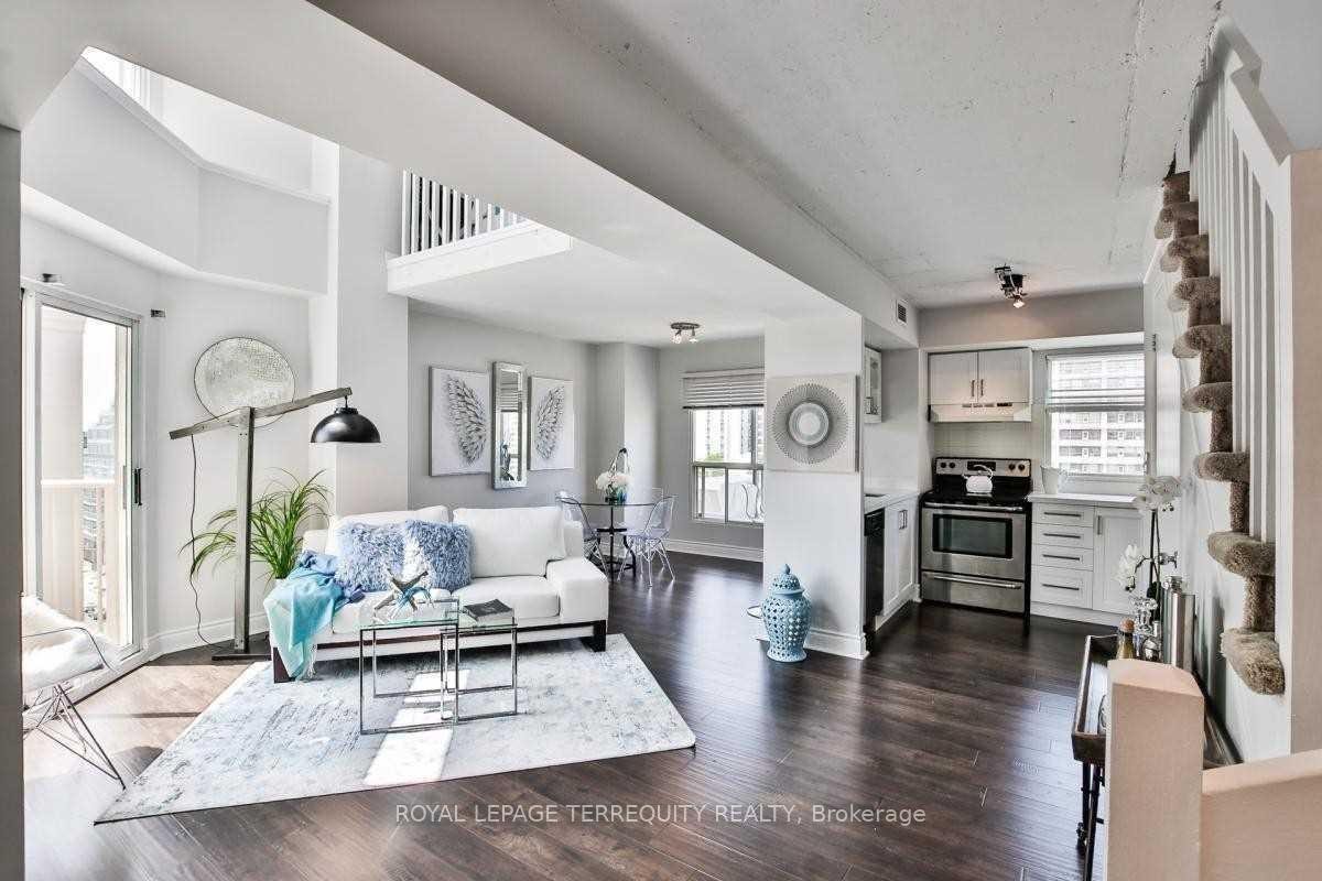 1052-139 Merton Street, Toronto, ON - Indoor Photo Showing Living Room