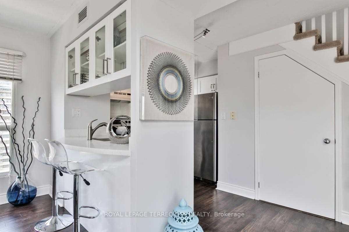 1052-139 Merton Street, Toronto, ON - Indoor Photo Showing Other Room