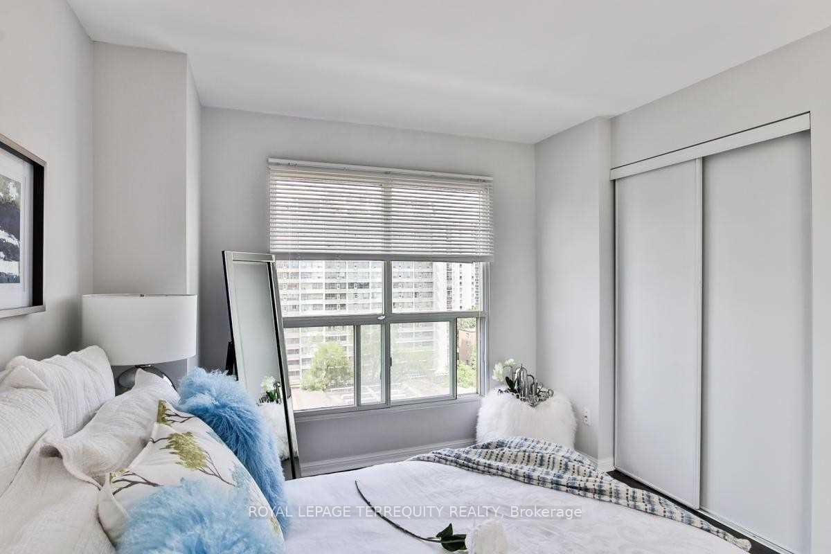1052-139 Merton Street, Toronto, ON - Indoor Photo Showing Bedroom