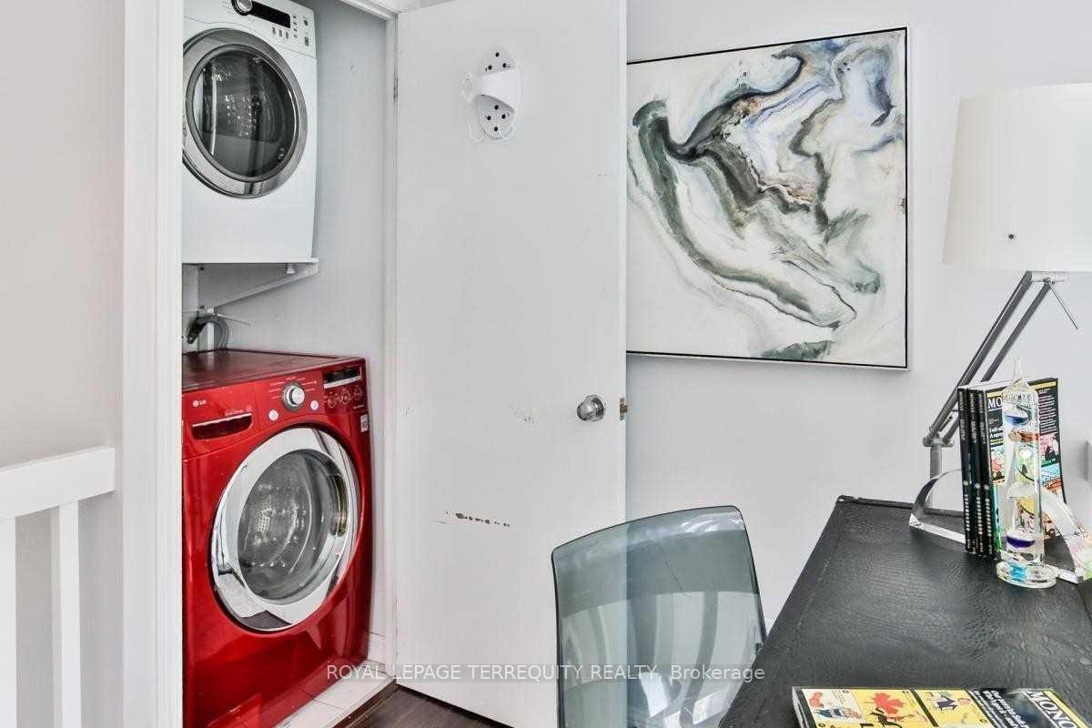 1052-139 Merton Street, Toronto, ON - Indoor Photo Showing Laundry Room