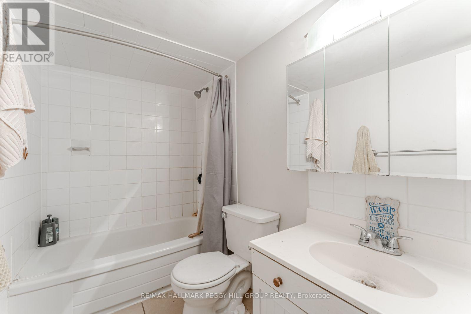 34/36 Centre Street, Essa, ON - Indoor Photo Showing Bathroom