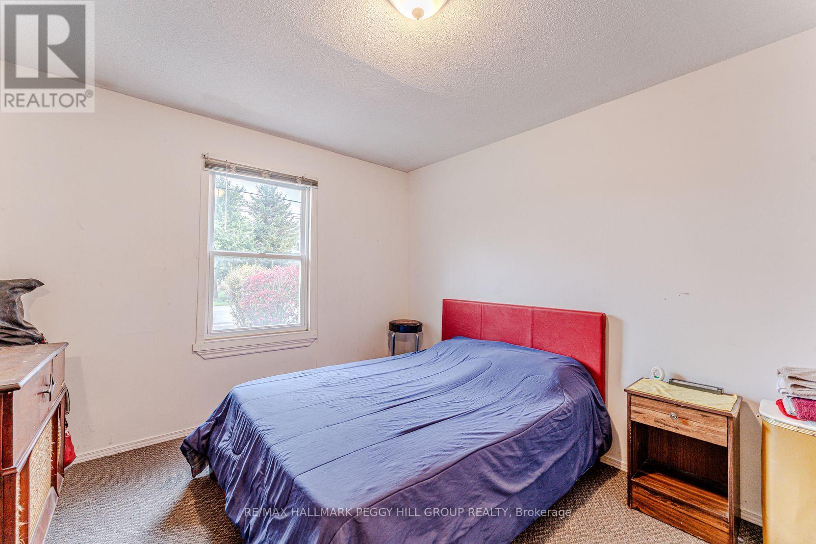 34/36 Centre Street, Essa, ON - Indoor Photo Showing Bedroom