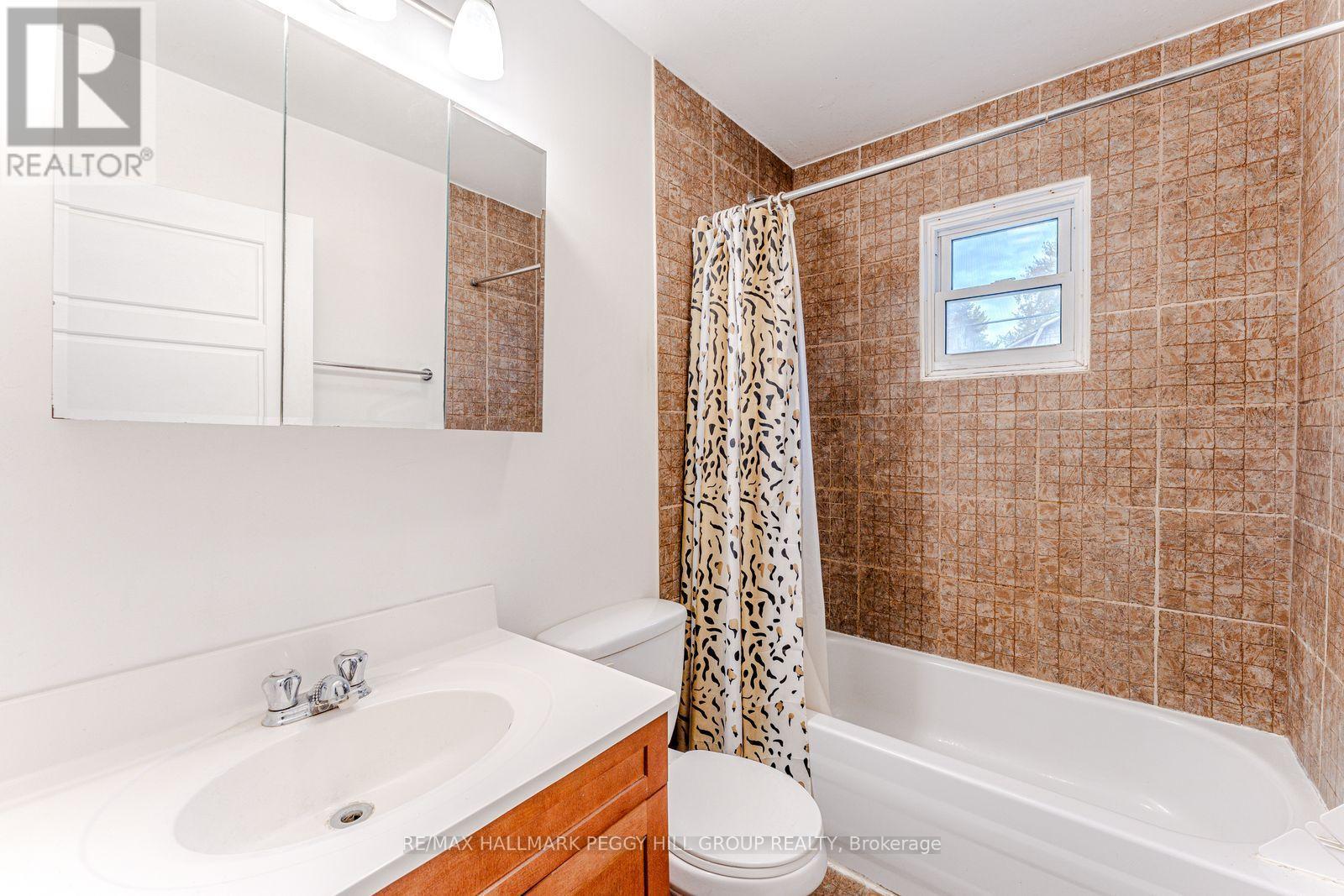 34/36 Centre Street, Essa, ON - Indoor Photo Showing Bathroom