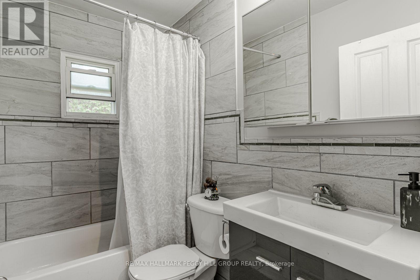 34/36 Centre Street, Essa, ON - Indoor Photo Showing Bathroom