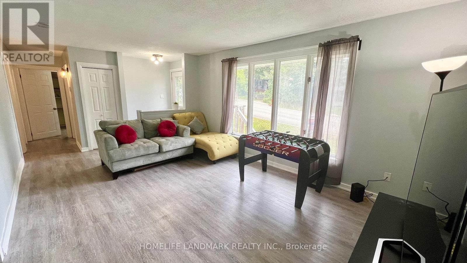 688 7Th Line S, Oro-Medonte, ON - Indoor Photo Showing Living Room