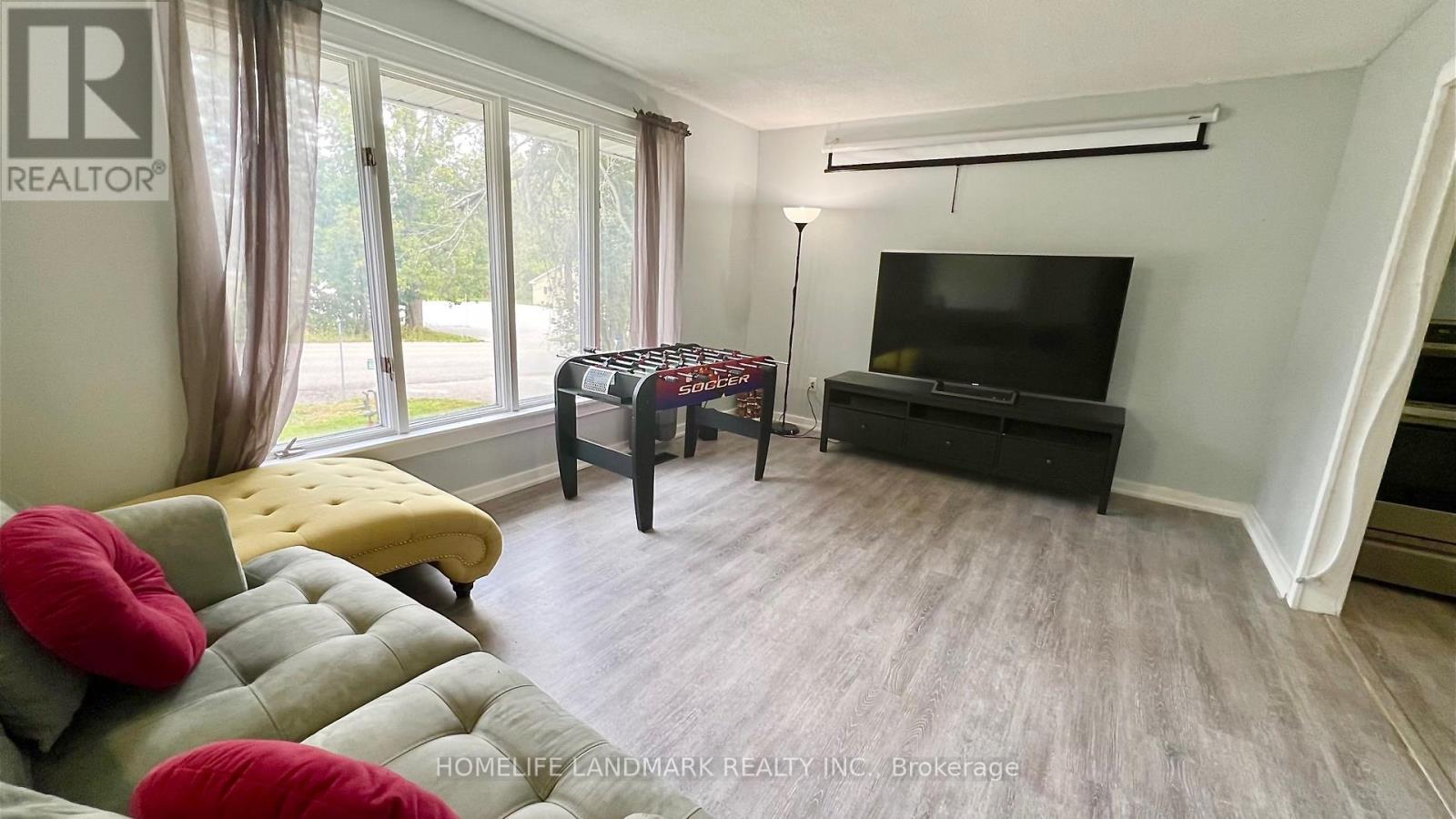 688 7Th Line S, Oro-Medonte, ON - Indoor Photo Showing Living Room
