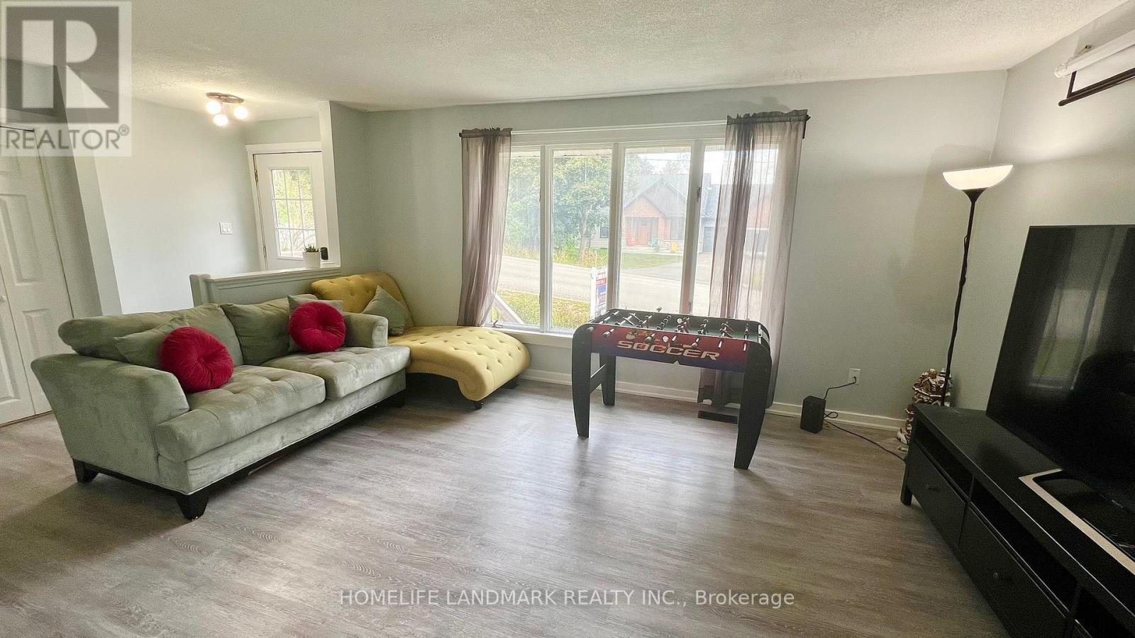 688 7Th Line S, Oro-Medonte, ON - Indoor Photo Showing Living Room