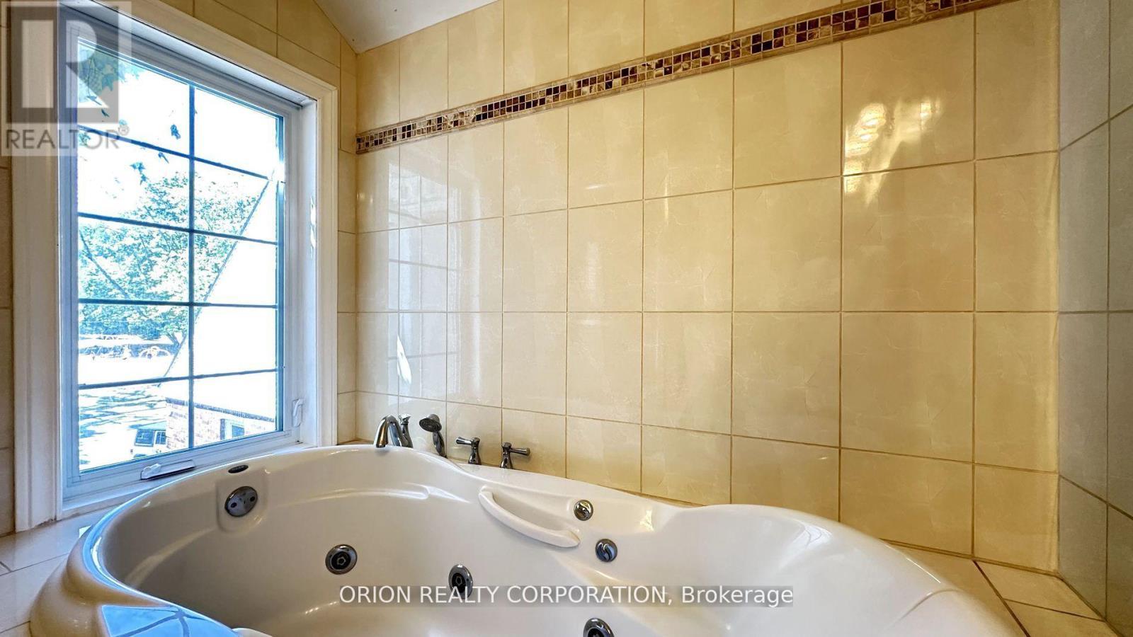 20 Holgate Street, Barrie, ON - Indoor Photo Showing Bathroom