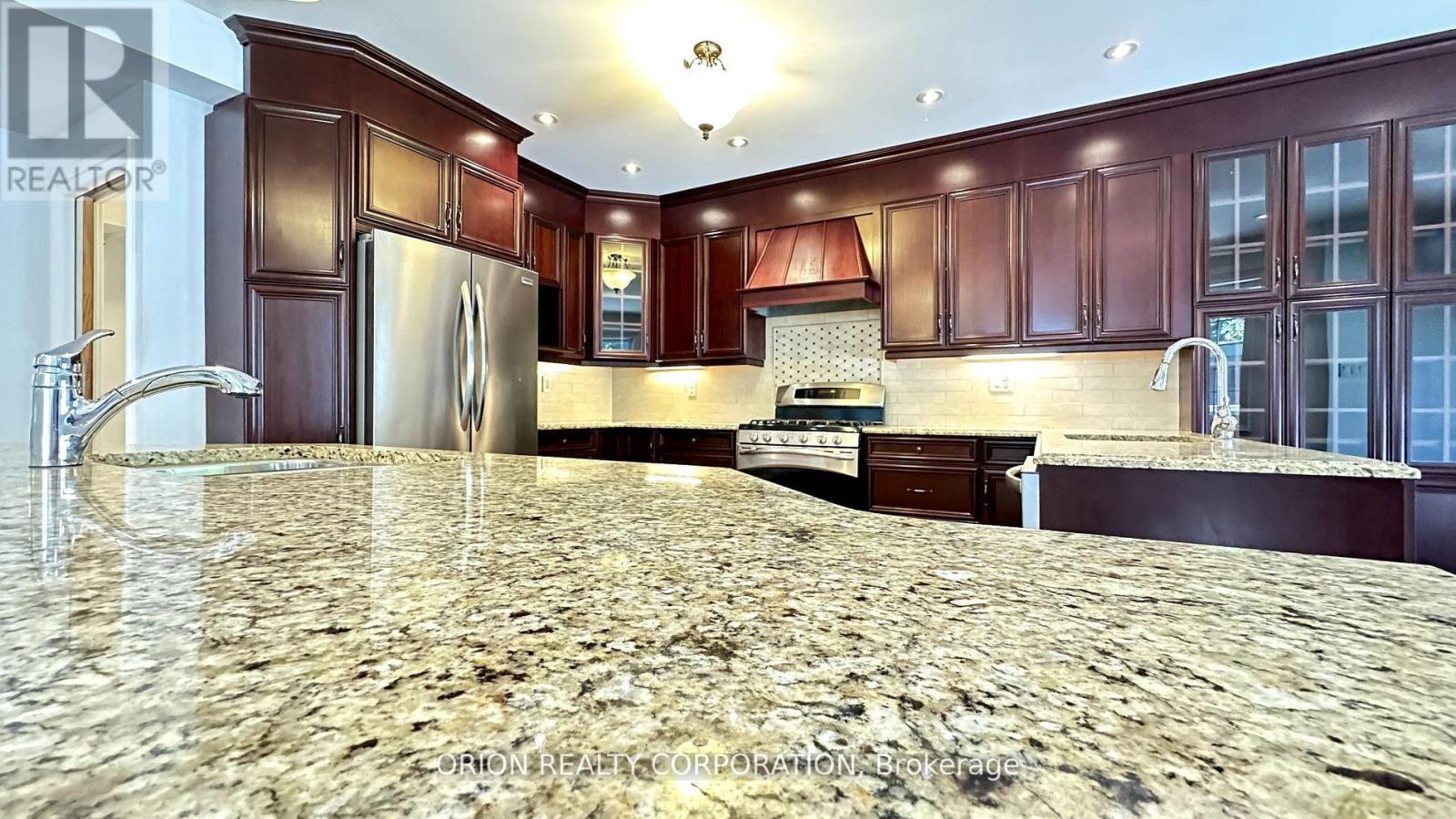 20 Holgate Street, Barrie, ON - Indoor Photo Showing Kitchen With Stainless Steel Kitchen With Upgraded Kitchen