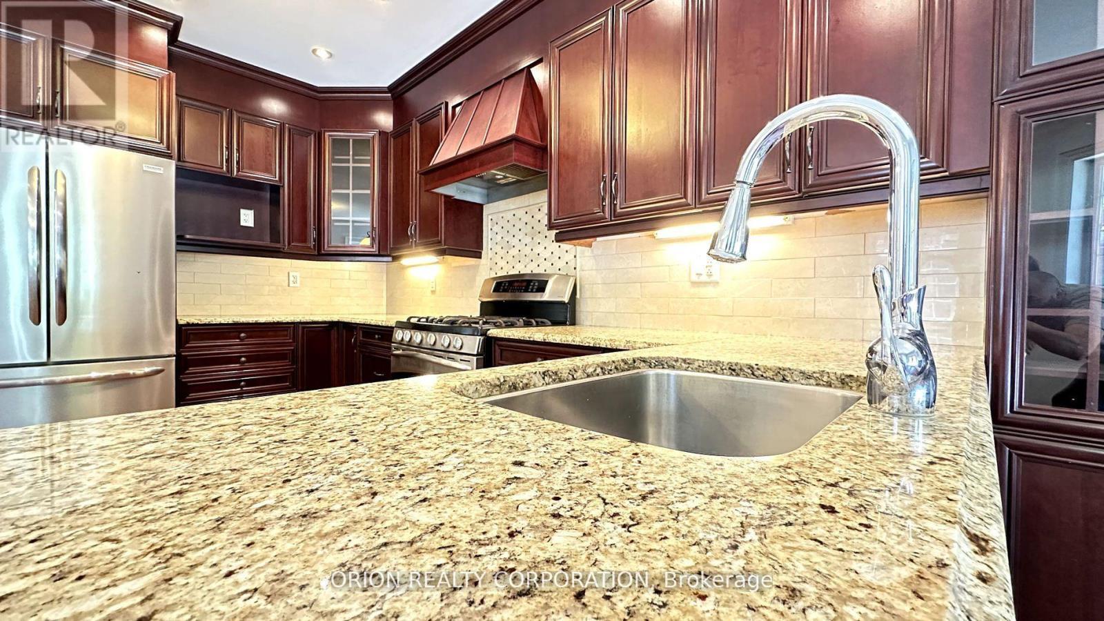 20 Holgate Street, Barrie, ON - Indoor Photo Showing Kitchen With Stainless Steel Kitchen With Upgraded Kitchen