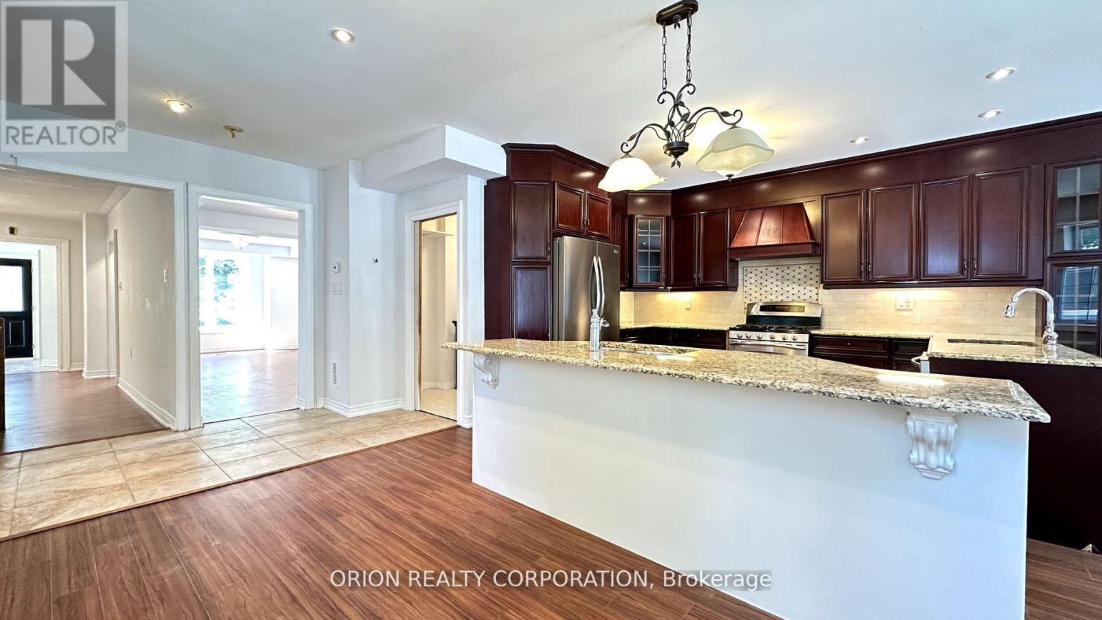 20 Holgate Street, Barrie, ON - Indoor Photo Showing Kitchen With Upgraded Kitchen