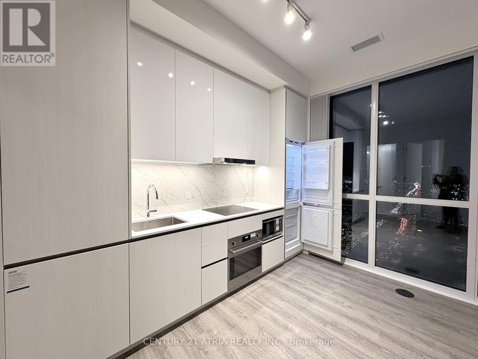 3707 - 8 Interchange Way, Vaughan, ON - Indoor Photo Showing Kitchen With Upgraded Kitchen