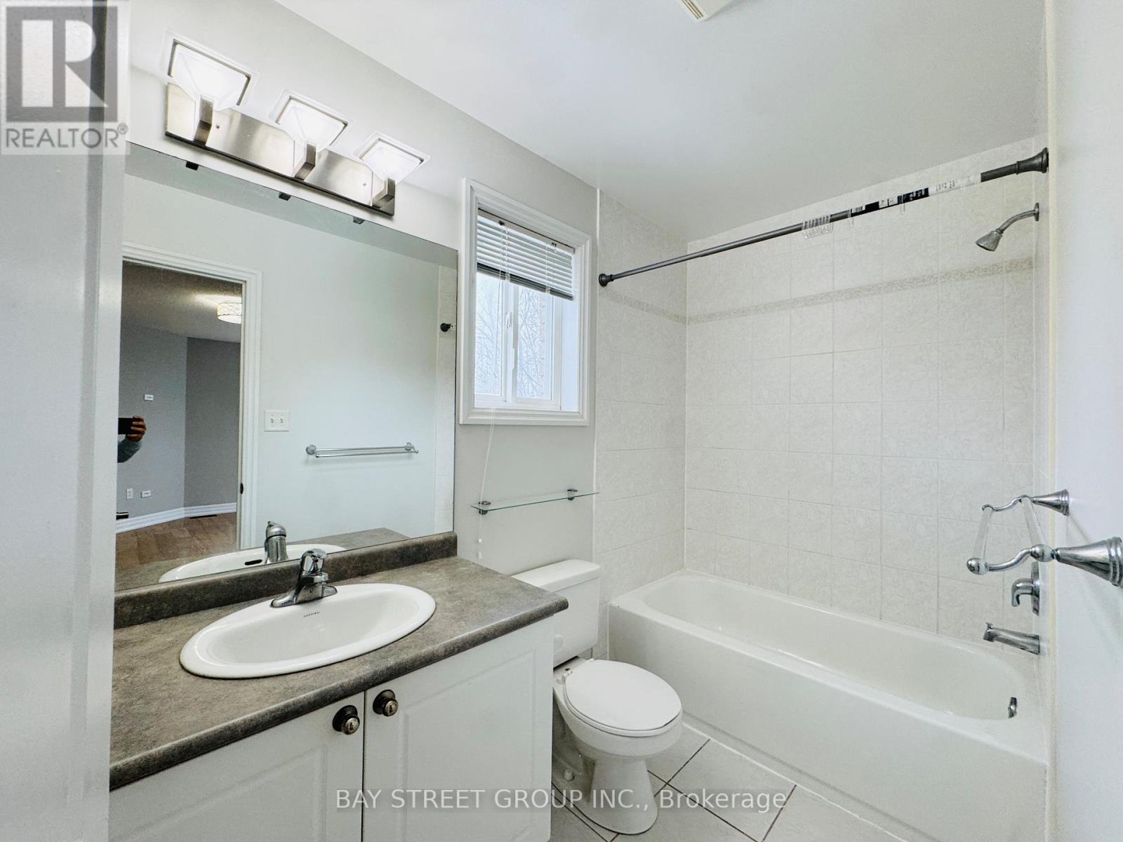 28 Shalom Way, Barrie, ON - Indoor Photo Showing Bathroom