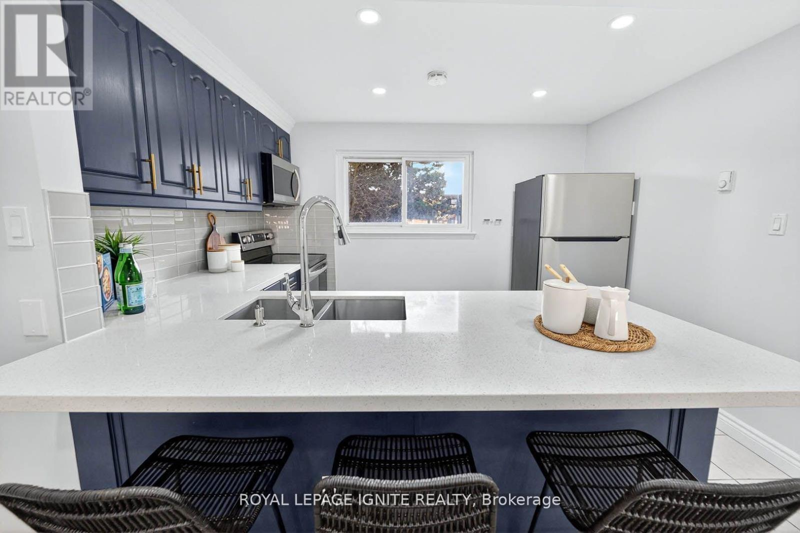 116 Darras Court, Brampton, ON - Indoor Photo Showing Kitchen With Double Sink With Upgraded Kitchen