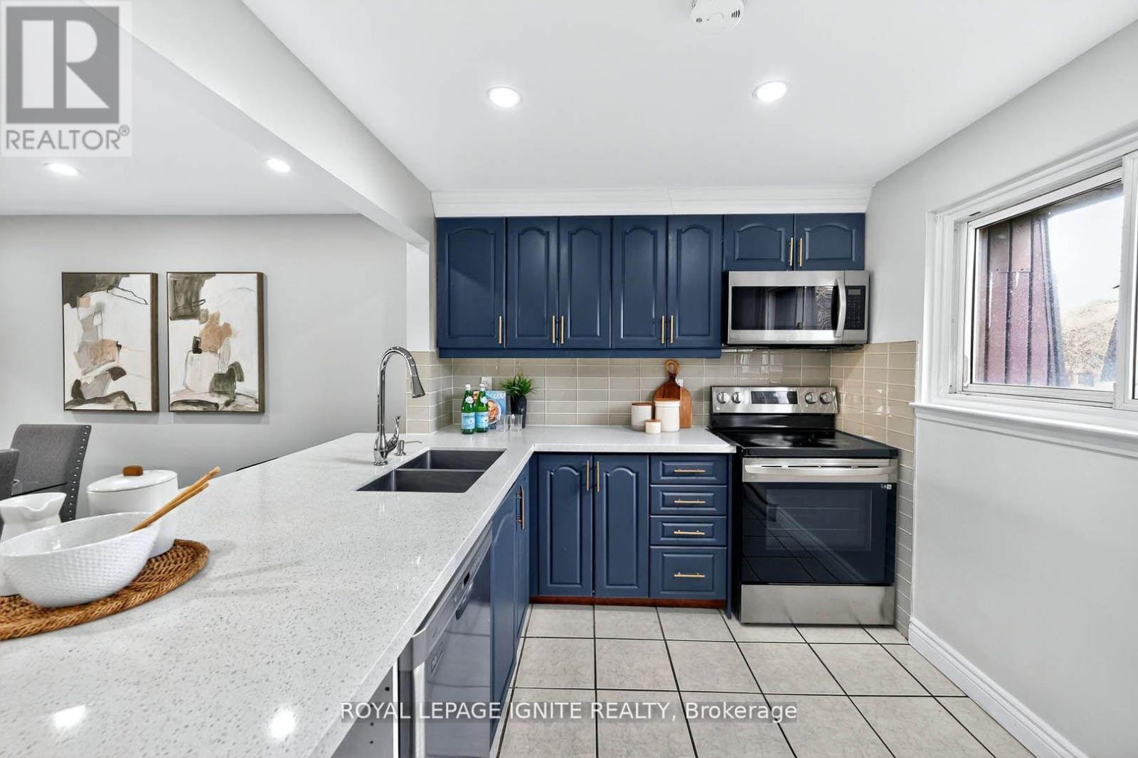116 Darras Court, Brampton, ON - Indoor Photo Showing Kitchen With Stainless Steel Kitchen With Double Sink With Upgraded Kitchen