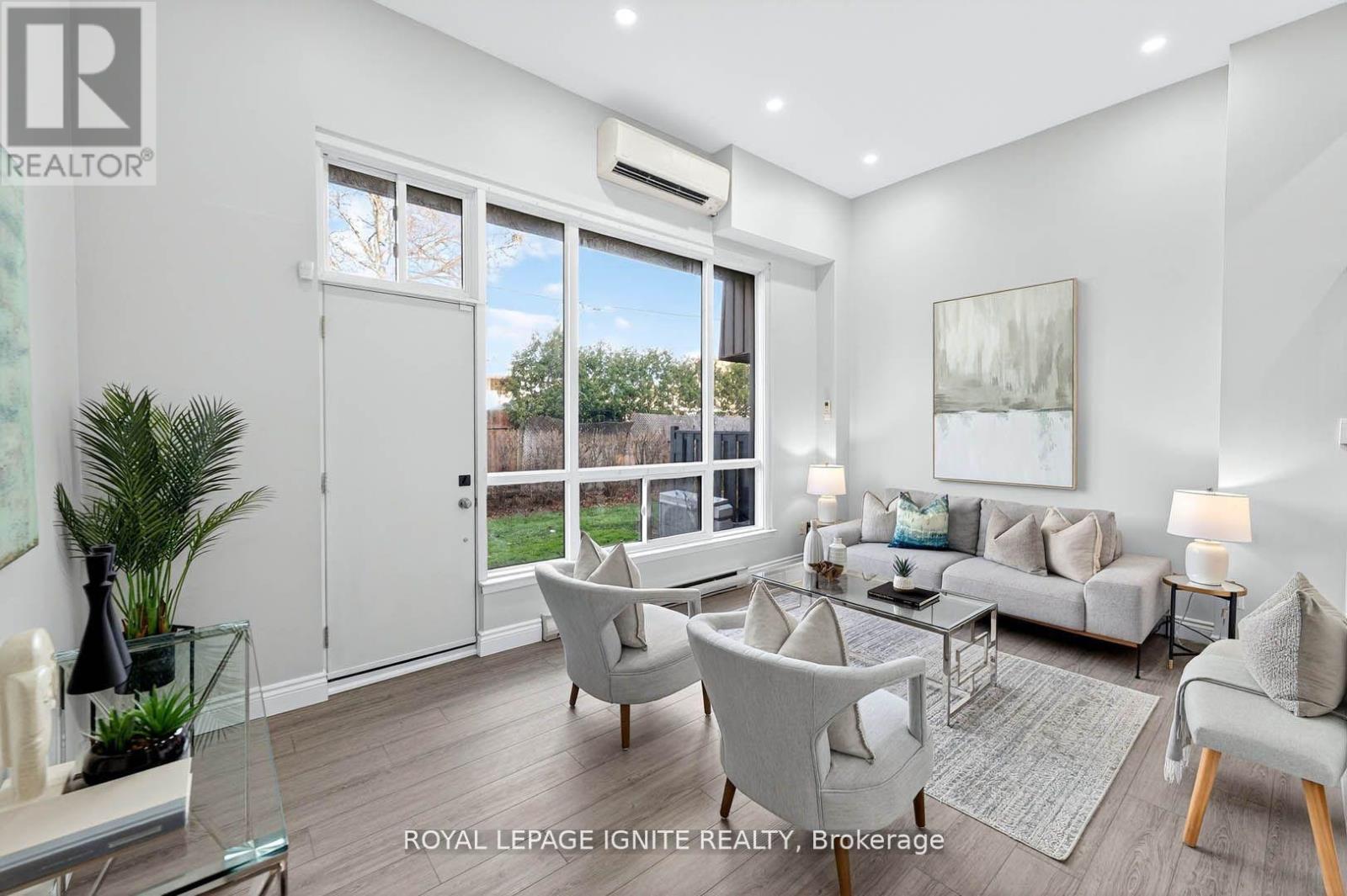 116 Darras Court, Brampton, ON - Indoor Photo Showing Living Room