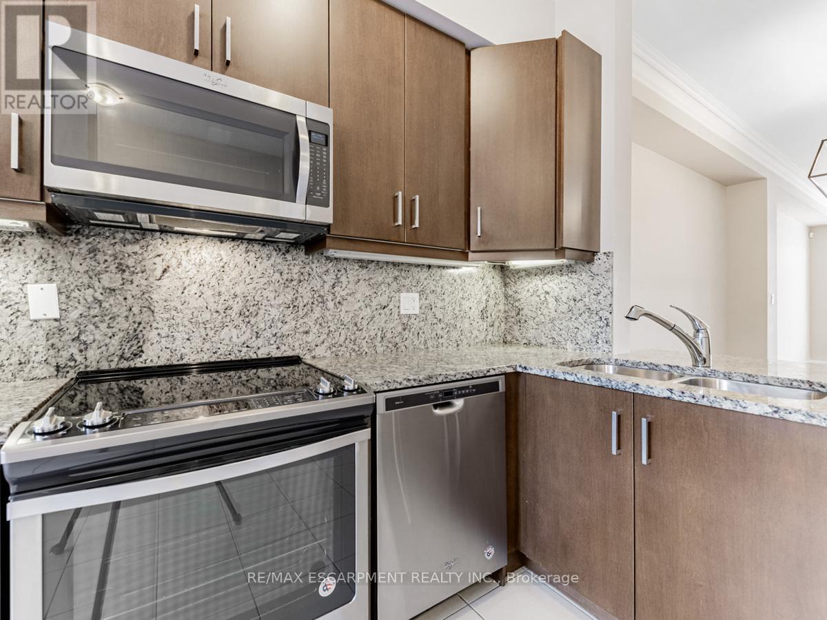 2163 Lillykin Street, Oakville, ON - Indoor Photo Showing Kitchen With Double Sink With Upgraded Kitchen