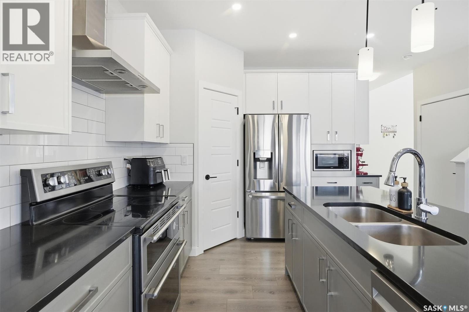206 Pepper Court, Saskatoon, SK - Indoor Photo Showing Kitchen With Double Sink With Upgraded Kitchen