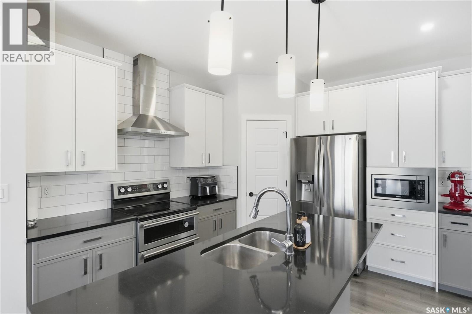 206 Pepper Court, Saskatoon, SK - Indoor Photo Showing Kitchen With Double Sink With Upgraded Kitchen