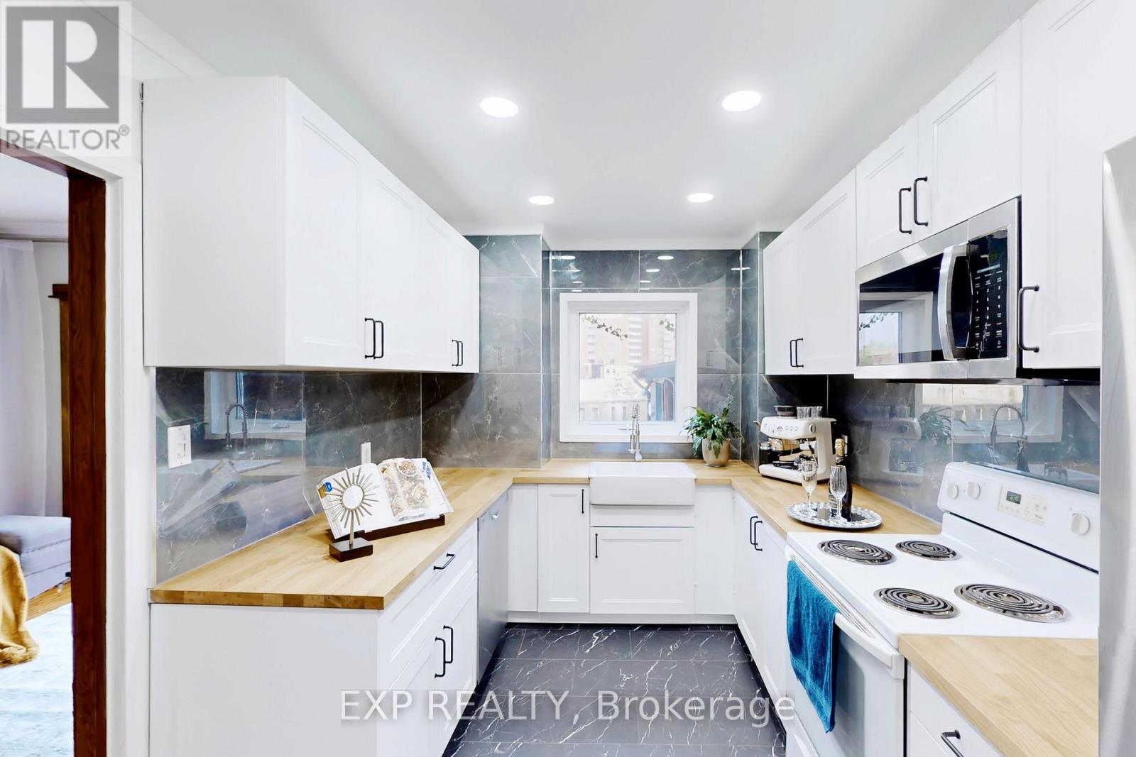 7 David Street, Brampton, ON - Indoor Photo Showing Kitchen