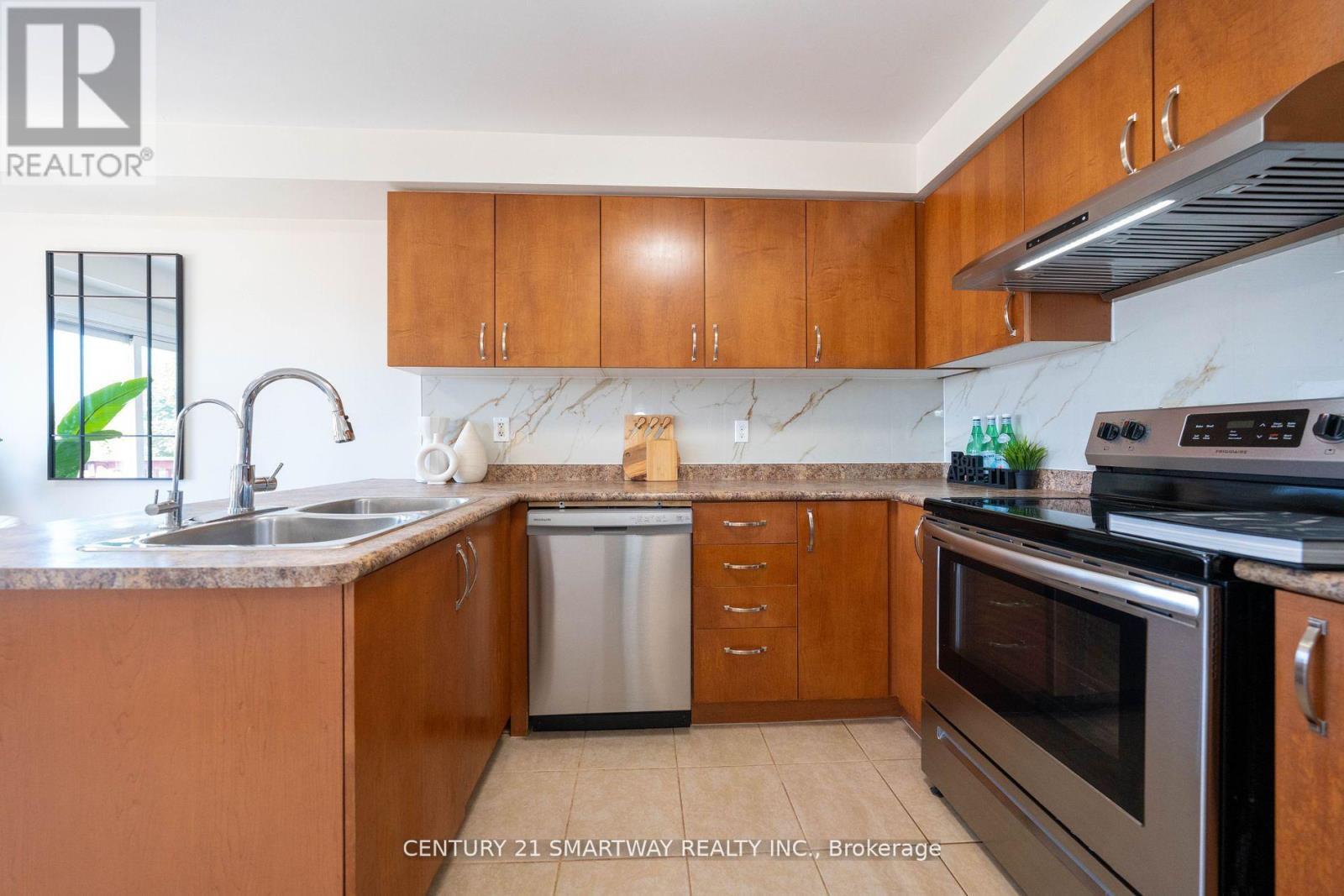 3424 Angel Pass Drive, Mississauga, ON - Indoor Photo Showing Kitchen With Double Sink