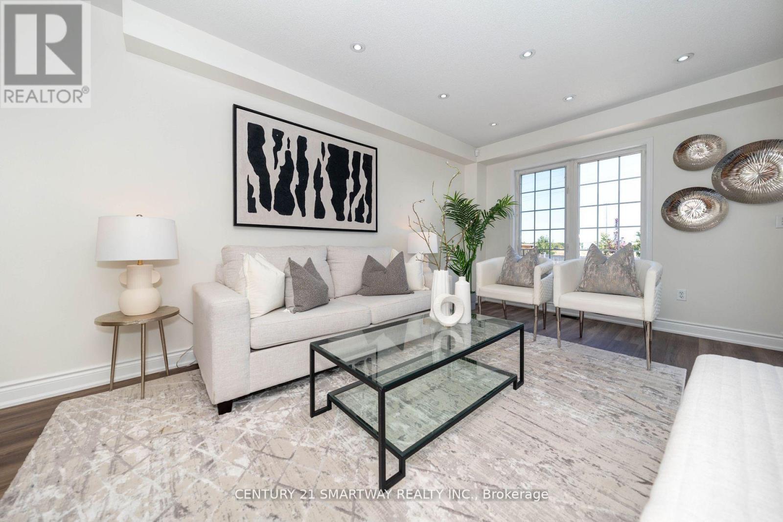 3424 Angel Pass Drive, Mississauga, ON - Indoor Photo Showing Living Room