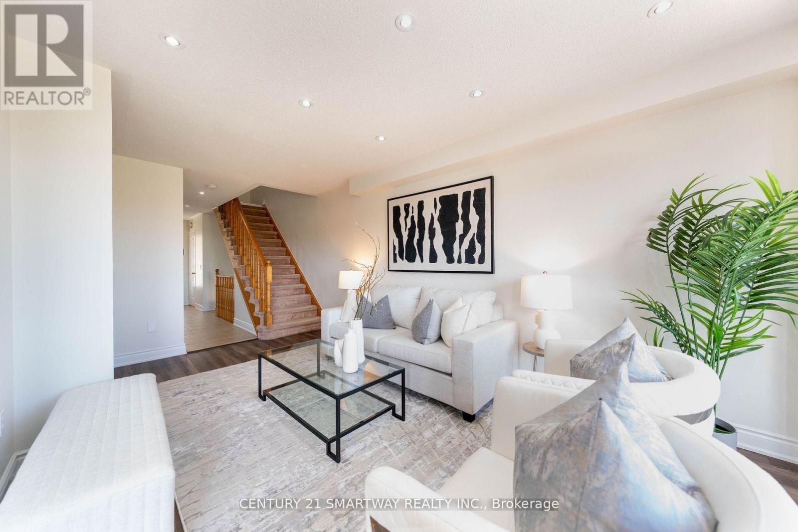3424 Angel Pass Drive, Mississauga, ON - Indoor Photo Showing Living Room