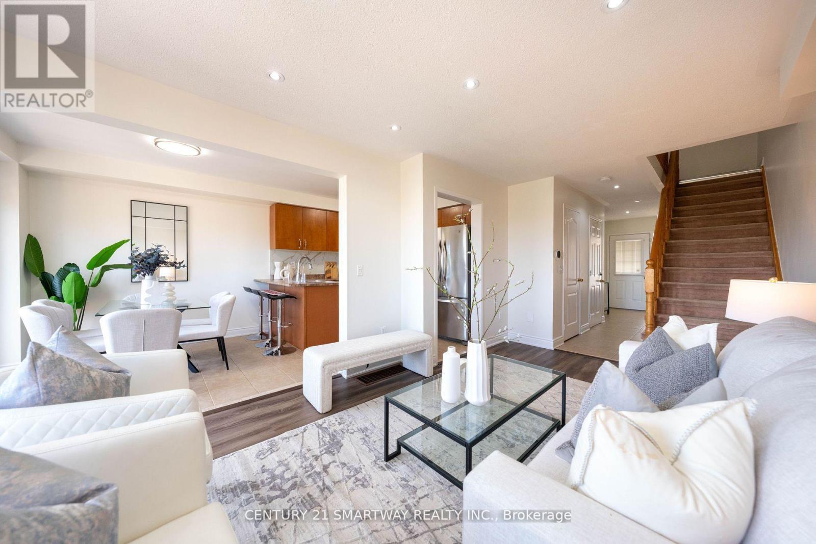 3424 Angel Pass Drive, Mississauga, ON - Indoor Photo Showing Living Room