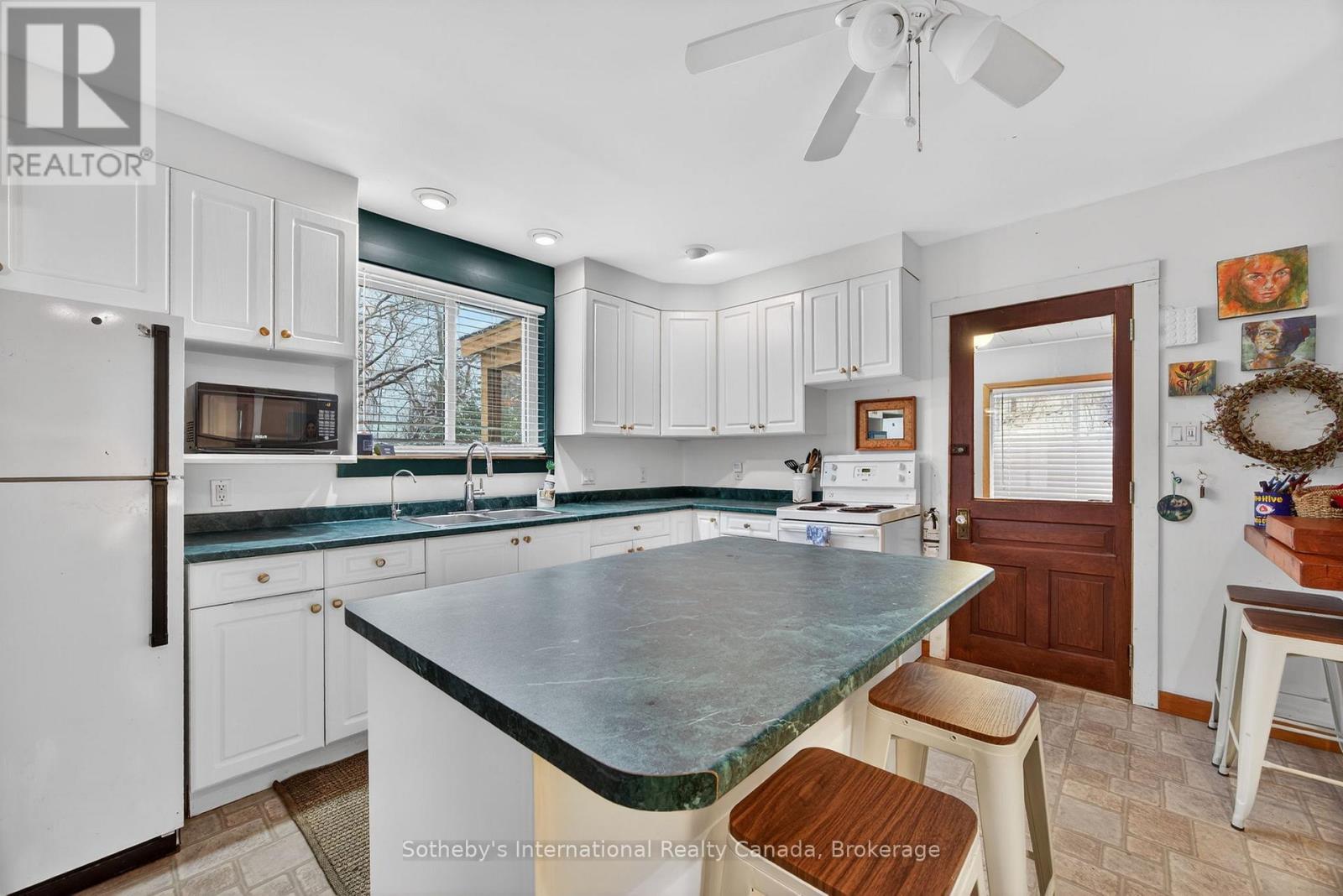 516 High Street, Georgian Bay (Freeman), ON - Indoor Photo Showing Kitchen