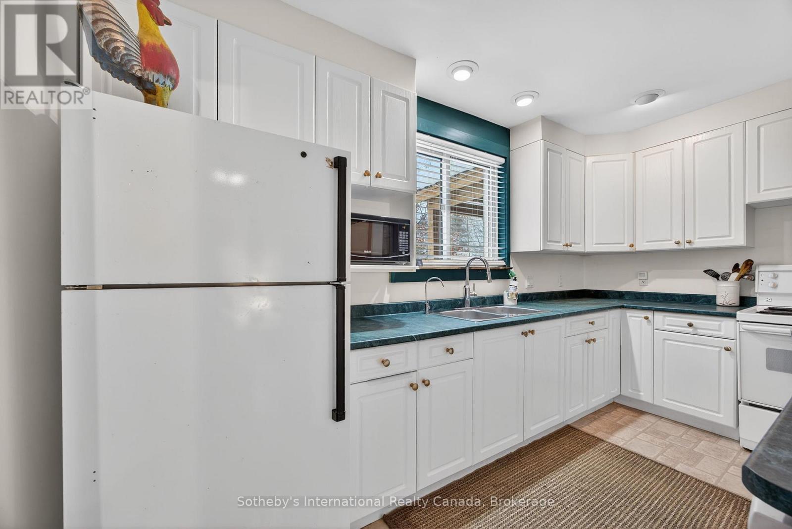 516 High Street, Georgian Bay (Freeman), ON - Indoor Photo Showing Kitchen With Double Sink