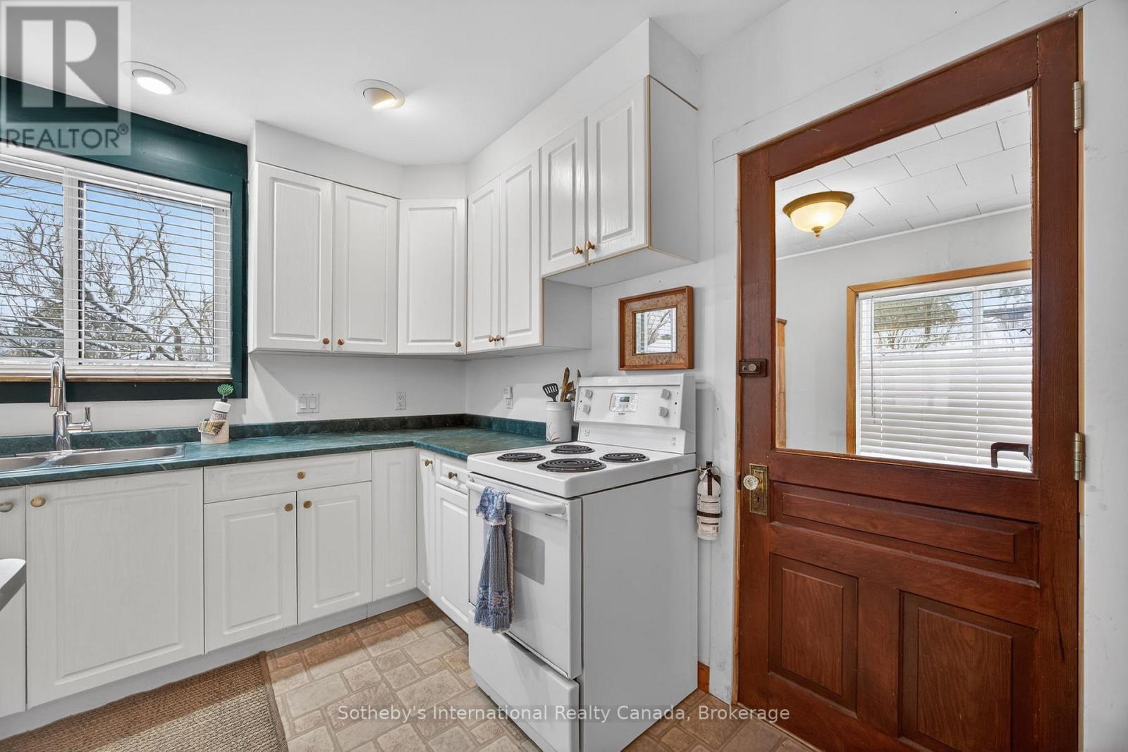 516 High Street, Georgian Bay (Freeman), ON - Indoor Photo Showing Kitchen
