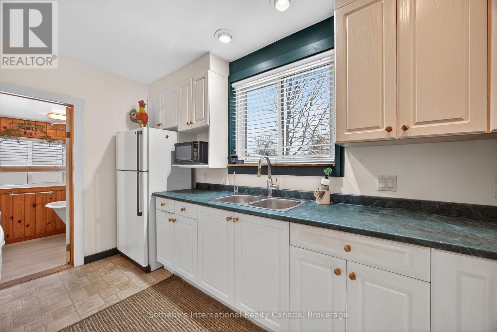 516 High Street, Georgian Bay (Freeman), ON - Indoor Photo Showing Kitchen With Double Sink