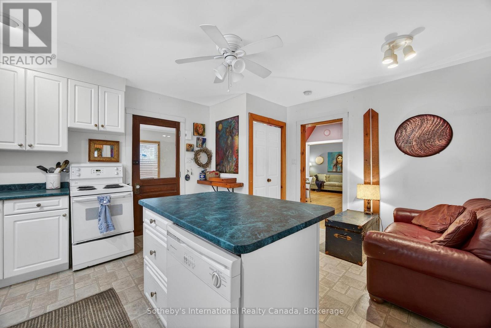 516 High Street, Georgian Bay (Freeman), ON - Indoor Photo Showing Kitchen